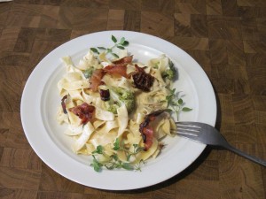 Bandnudeln mit Brokkoli-Speck-Soße