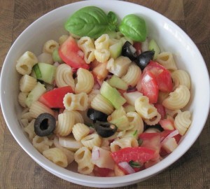 Nudelsalat mit Oliven und Kapern