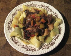 Piemonteser Schmortopf mit breiten bunten Bandnudeln